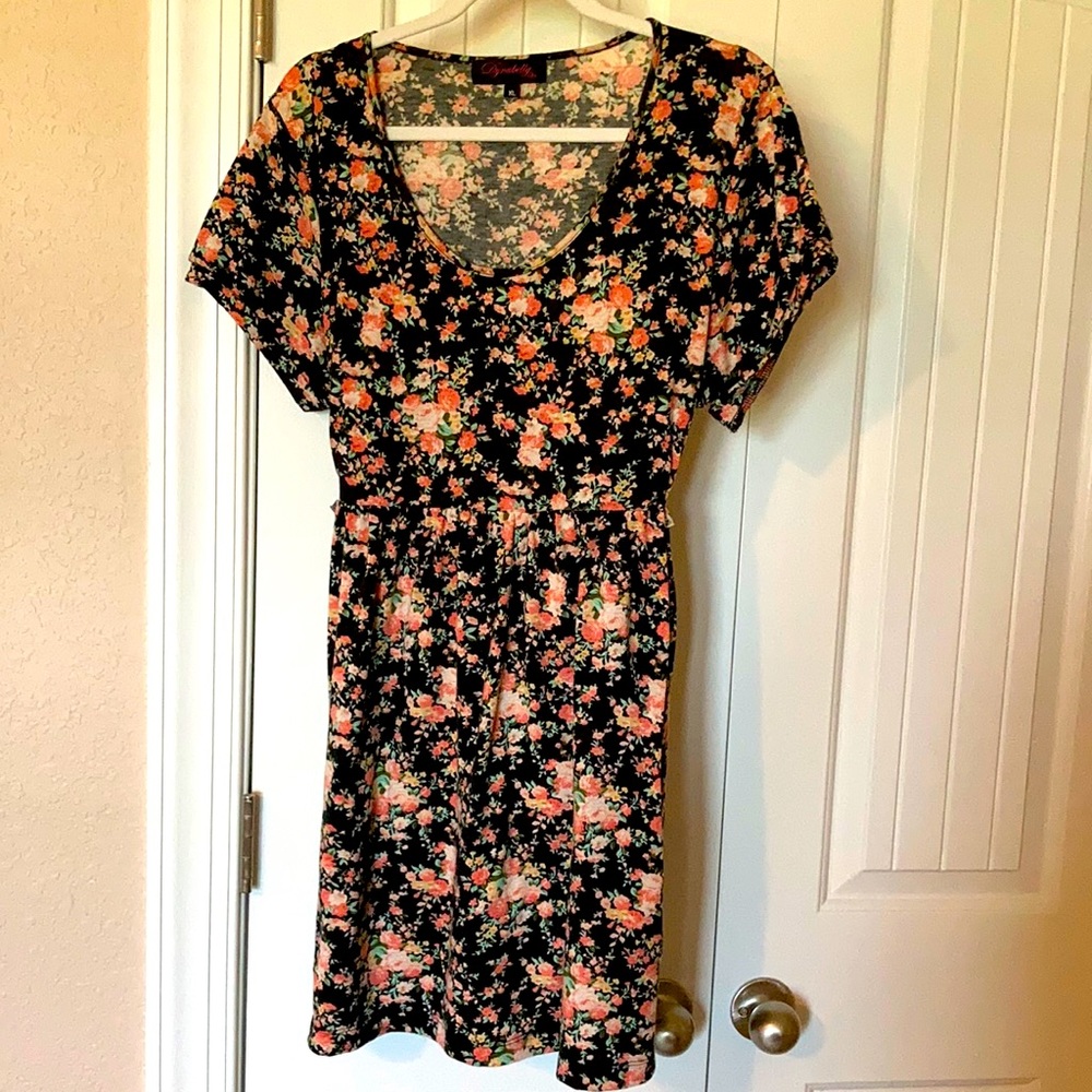 Dynabelly brand XL floral maternity shirt